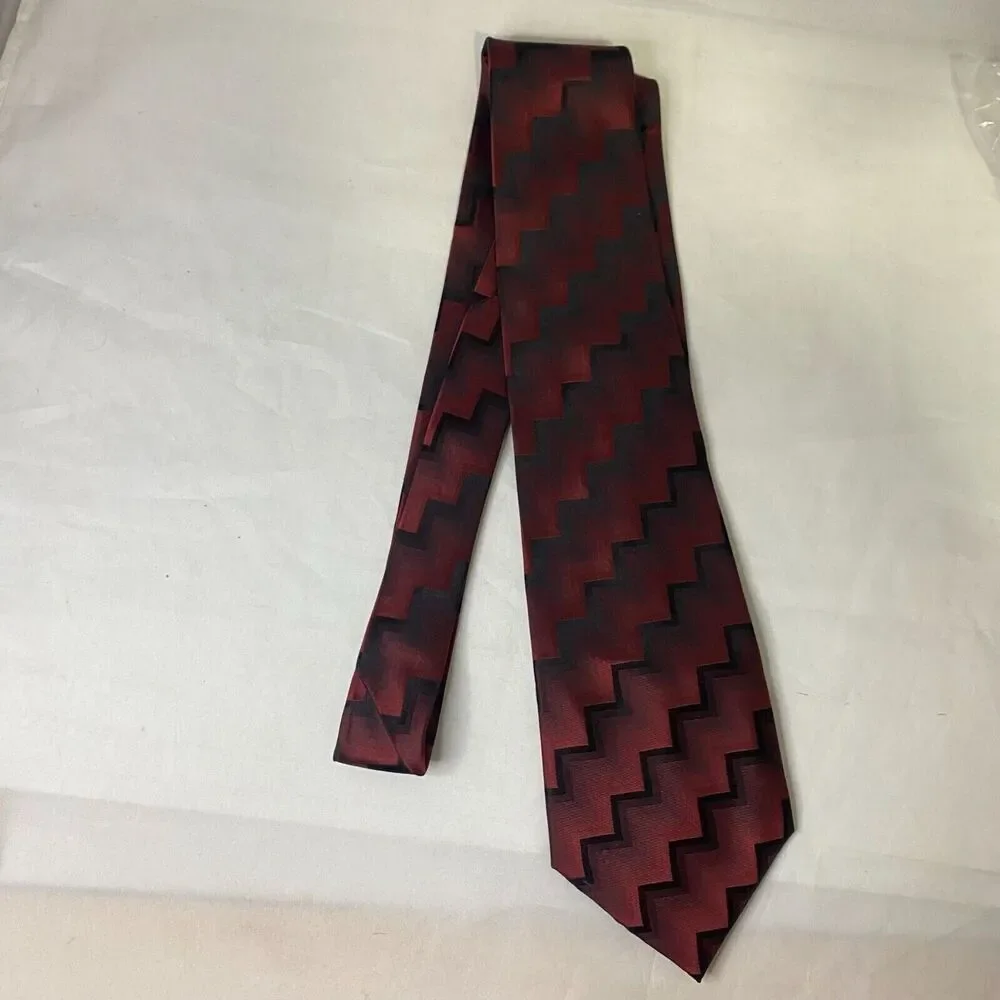 #6597 Van Heusen Maroon and Black Zig Zag Mens Necktie, Tie